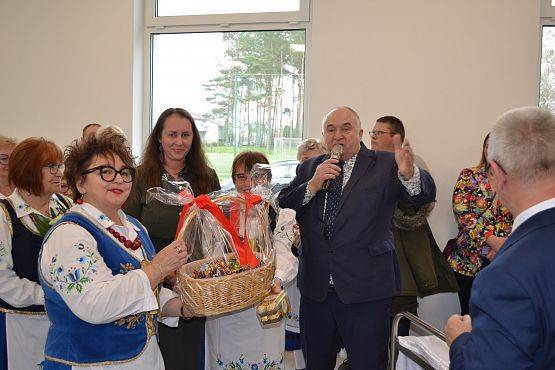Dyrektor Ośrodka Kultury wręcza prezent - kosz z cukierkami paniom z KGW Mosty.